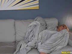 Schlafzimmer, Braunhaarige, Aufs gesicht abspritzen, Würgen, Handjob, Natürlichen titten, Realität, Hintern versohlen