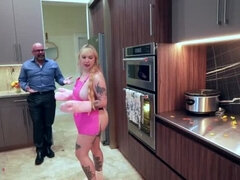 Leie, Grosser schwanz, Blondine, Hundestellung, Familie, Handjob, Hausfrau, Titten