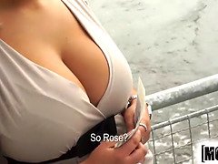 Schönheit, Blondine, Kehlenfick, Milf, Mutti, Öffentlich, Schreiend, Stiefmutter