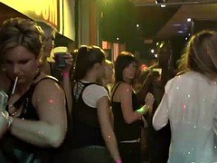 ブロンド, フェラチオ, 茶髪の, グループ, 異人種間, パーティ, 公共