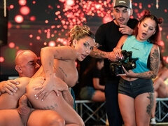 Tetas grandes, Rubia, Mamada, Club, Garganta profunda, Madres para coger, Montar, Tetas