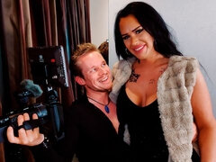 ぽっちゃり, デカ尻, 手コキする, 淫乱熟女, ピアス, 剃毛, ストリッピング, タトゥー