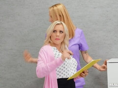美女, フェラチオ, 巨乳な, チェコ, 開帳, 眼鏡, オフィス, スパンキング