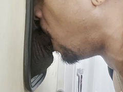SUC BOI: BBC GRINDR HOOKUP