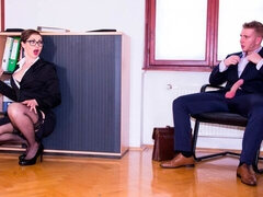 Culo grande, Mamada, Morena, Estilo perrito, Gafas, Secretaria, Cabello corto, Medias largas