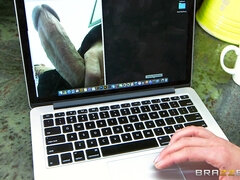 デカパイ, ブロンド, 巨乳な, キッチン, 淫乱熟女, 母, いじめ, ウェブカメラ