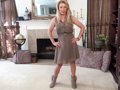 ブロンド, オナニー, 淫乱熟女, パンティ, 小柄, オマンコ, 剃毛, 一人