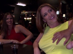 フェラチオ, 着衣女と全裸男, チン, Hd, 異人種間, 淫乱熟女, パーティ, 公共