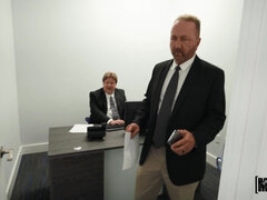 Grote mammen, Rondborstig, Hakken, Moeder die ik wil neuken, Moeder, Kantoor, Openbaar, Rok