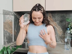 18 jahre, Braunhaarige, Nahaufnahme, Küche, Orgasmus, Muschi, Russisch, Titten