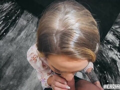 Blondine, Blasen, Schwanz, Handjob, Hardcore, Riesig, Milf, Tätowierung