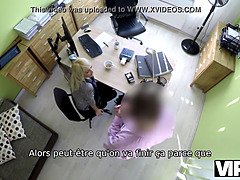 Vip4k. l'agent frappe la chatte serrée de l'adolescence puis il approuve le prêt des filles
