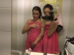 Kont, Pijpbeurt, Bruinharig, Handbeurt, Tatoeage, Tiener, Tieten likken, Tweelingen