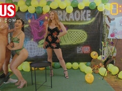 Asiatique, Derrière les coulisses, Brunette brune, Célébrité, Marrant, Hd, Embrassement, Jouets