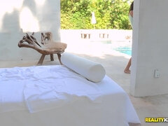 Tetas grandes, Loco, Lesbiana, Lamidas, Al aire libre, Piscina, Pezones inflados, Coño