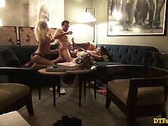 Grosser arsch, Grosser schwanz, Grosse titten, Gruppe, Hotel, Orgie, Party, Arsch lecken
