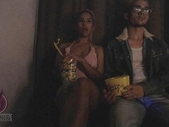 Grote lul, Pijpbeurt, Bioscoop, Man die toekijkt, Sperma in mond, Handbeurt, Latijnse vrouw, Buiten