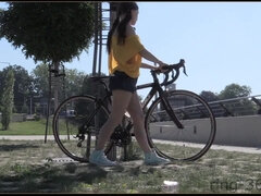 Красотки, Брюнетки, Грудастые, Эксгибиционист, Натуральные сиськи, На природе, На публике, Сиськи