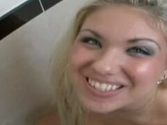 18 ans, Grosse bite, Sucer une bite, Tir de sperme, Faciale, Seins naturels, Rasée, Nénés