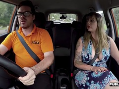 Leie, Grosse titten, Blondine, Auto, Hardcore, Öffentlich, Muschi, Tätowierung