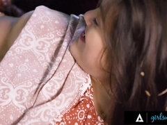 18, デカ尻, 大学生, 指いじり, 異人種間, レズビアン, オナニー, オマンコ