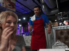 Blonde, Sucer une bite, Branlette thaïlandaise, Interracial, Seins naturels, Perverse, Public, Nénés