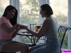 Arsch, Tussi, Braunhaarige, Hd, Küssen, Lesbisch, Orgasmus, Strapon