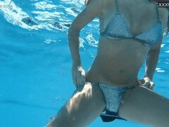 Culo grande, Madres para coger, Mamá, Pequeña, Piscina, Madrastra, Medias largas, Bajo el agua