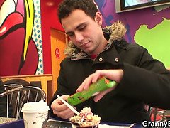 美人, ブロンド, エロ熟女, イマラチオ, 手コキする, 巨大, 母, 義母
