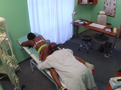 Culo, Mamada, Médico, Vestido, Penetracion con dedos, Gafas, Lamidas, Uniforme