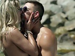 Plage, Blonde, Sucer une bite, Femme couguar, Tir de sperme, De plein air, Piercing, Rasée