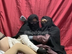 Sensual Niqab-wearing Arab Shemale Engages in a Steamy Girl-on-Girl Encounter