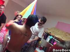 18 jahre, Braunhaarige, Spermaladung, Aufs gesicht abspritzen, Party, Muschi, Dürr, Jungendliche (18+)