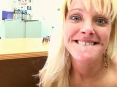 Leie, Grosser arsch, Blondine, Blasen, Spermaladung, Aufs gesicht abspritzen, Hardcore, Milf