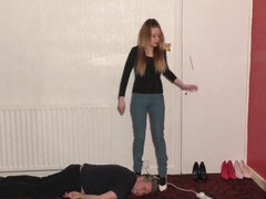 Gek, Dominante vrouw, Fetisj, Hakken, Meesteres, Naakt, Slaaf, Tieten likken