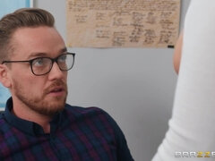 Grosse titten, Blondine, Blasen, Büro, Scherzbold, Titten