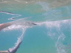 ビーチ, 指いじり, オーガズム, アウトドア, 小柄, ハメ撮り, 公共, 濡れ