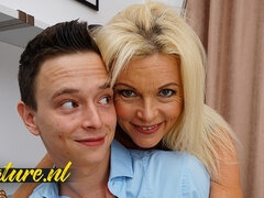 Grosser schwanz, Sperma im mund, Hundestellung, Aufs gesicht abspritzen, Reif, Milf, Rasiert, Ehefrau