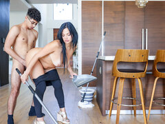 Garce, Blonde, Sucer une bite, Brunette brune, 2 femmes 1 homme, Fille latino, Naturelle, Plan cul à trois