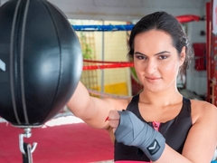 In den arsch, Blasen, Braunhaarige, Handjob, Küssen, Rasiert, Sport, Titten