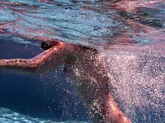 Desnudo, Piscina