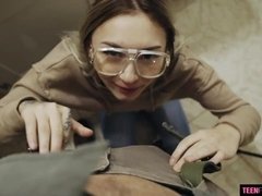 ブロンド, フェラチオ, 眼鏡, 手コキする, キス, タトゥー, ティーン, オッパイの