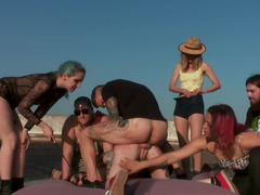 Sadomasoquismo, Mamada, Amarrada, Inocente, Al aire libre, Público, Voyeur