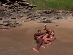 Strand, Blasen, Braunhaarige, Handjob, Interrassisch, Latina, Öffentlich, Titten