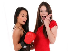 Cul, Brunette brune, Doigter, Béant, Embrassement, Lesbienne, Strapon, Dénudage