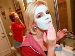Blonde, En levrette, Doigter, Chatte, Rasée, Adolescente, Plan cul à trois, Nénés
