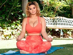 Толстушки, Большая жопа, Большие сиськи, Белье, Обнаженные, Короткая стрижка, Соло, Стриптизерша