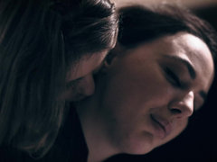 Blasen, Paar, Tochter, Fingern, Lesbisch, Mutti, Natürlichen titten, Flotter dreier