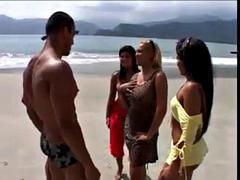 Anal, Plage, Brunette brune, Double pénétration, Groupe, Lesbienne, Public, Plan cul à trois
