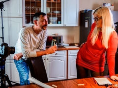 Grote kont, Blond, Pijpbeurt, Vingeren, Handbeurt, Likken, Moeder die ik wil neuken, Kousen